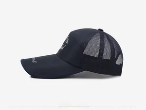 Vista laterale del cappellino da baseball in mesh blu scuro con ricamo a montagna