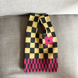 Sac fourre-tout en tricot avec motif damier noir et jaune et détail de fleur rose
