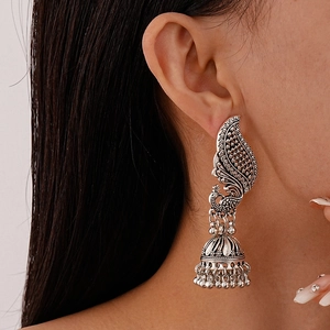 Détail des boucles d'oreilles paon en argent vintage avec glands clochettes sur modèle