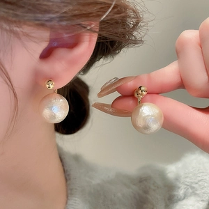 Boucles d'oreilles perles sphériques vintage plaqué or pour femme portées par mannequin