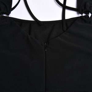 Détail de la robe noire en résille avec fines bretelles et fermeture éclair invisible