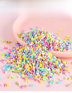 Vue macro de pépites multicolores en argile polymère pour l'artisanat et gâteaux
