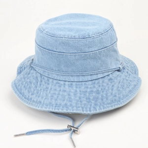 Dettaglio cappello pescatore in denim azzurro con cordino regolabile e fibbia in metallo