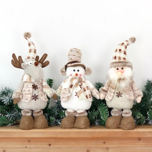 Tre bambole di peluche natalizie con renna, pupazzo di neve e Babbo Natale in beige