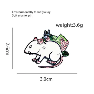 Détails de la broche émaillée souris blanche avec motifs de fleurs roses et bleues