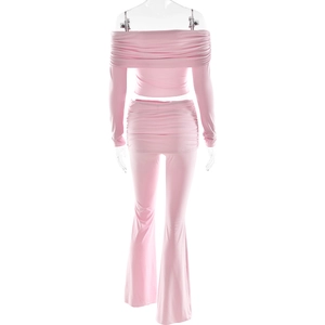 Vue arrière d'un ensemble rose deux pièces avec haut froncé et pantalon évasé