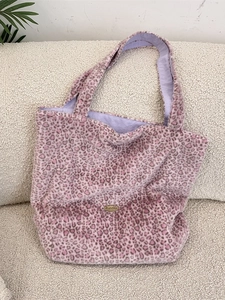 Sac cabas en fausse fourrure léopard rose avec poignées pelucheuses et grand volume