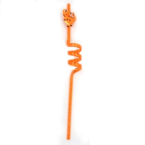 Détail d'une paille spirale orange en plastique avec une décoration de dinosaure