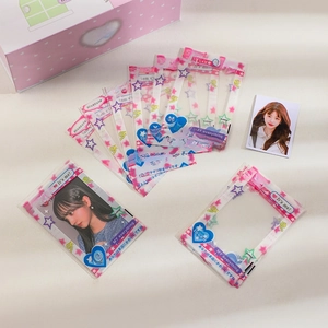 Détail de protège-cartes transparents à motifs d'étoiles avec une boîte de rangement rose