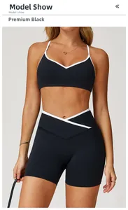 Detail van de high-waisted sportshort en sportbeha in zwart met witte biezen voor dames