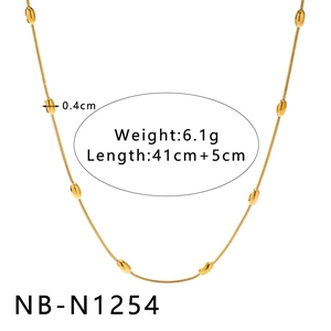 Dettaglio della collana a catena ritorta oro 18K con perline ovali e chiusura regolabile