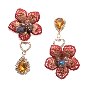 Boucles d'oreilles asymétriques fleurs rouges avec cœurs en strass et pierres ambrées