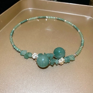 Collana moderna in stile cinese con perline di giada verde e ciondoli loto su vassoio