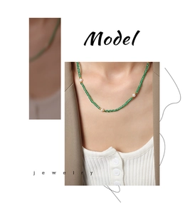 Détail du collier de perles avec amazonite verte, perles blanches et accents en acier doré