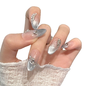 Faux ongles œil-de-chat argentés style français avec strass scintillants et paillettes