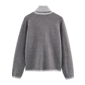 Vista posteriore del maglione in maglia tortora con bordi a costine grigio chiaro