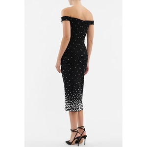 Robe midi élégante à épaules dénudées noire avec ornements délicats de perles blanches