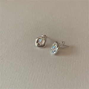 Minimalist 925 sterling silver stud earrings with iridescent opal stones and lava metal design