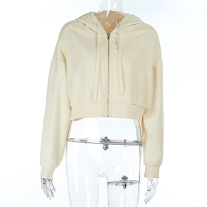 Detailansicht eines cremefarbenen Cropped-Hoodies mit weichem Fleece und passenden Kordelzügen
