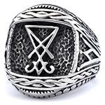 Detailansicht der Retro-Lucifer-Siegel-Ring mit schwarzem Antik-Finish und Webkanten