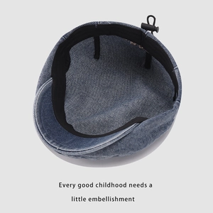 Détail du cordon réglable et de la doublure sur le béret en jean pour bébé
