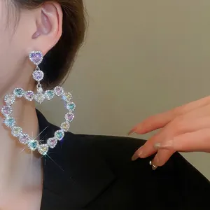Boucles d'oreilles cœur évidé en argent avec cristaux colorés au design de luxe