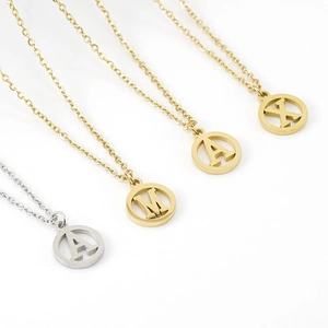 Colliers classiques en acier inoxydable avec pendentifs lettres en or 18k sur fond blanc
