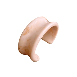 Bracciale rigido in resina con trama marmorizzata ambra e design a forma di C spessa