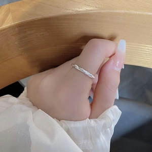 Minimalistischer S925 Silberring mit Vintage-Seildesign und Kordelstruktur am Finger