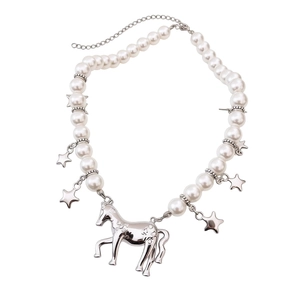 Collier de perles minimaliste avec breloques étoiles et pendentif cheval en argent