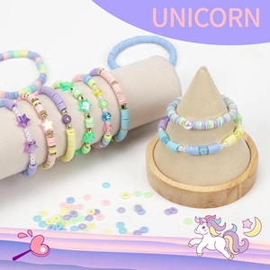 Gros plan de bracelets en perles d'argile colorées avec étoiles et éléments en cœur