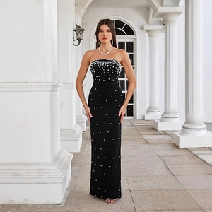 Élégante robe longue bustier noire avec perles blanches dans un cadre classique chic
