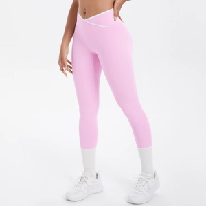 Détail du legging de yoga rose à taille haute en V croisée avec des bordures blanches