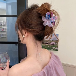 Pince à cheveux fleur frangipanier effet marbre violet et bleu pour chignon chic