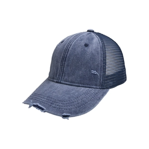 Detalle de gorra de béisbol azul con malla transpirable y diseño de visera rota
