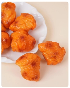 Makroaufnahme realistischer goldener Hähnchen-Nuggets auf einem weißen Porzellanteller