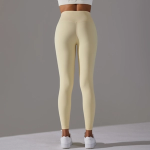 Détail des coutures arrière sur un legging de yoga taille haute jaune clair effet galbant
