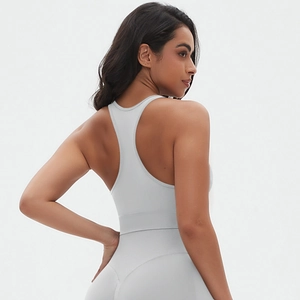 Détail du soutien-gorge de sport gris sans couture montrant la coupe et la texture du dos