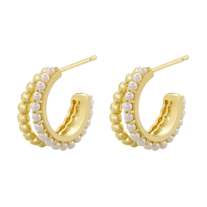 Detail of C-shaped 18K gold plated earrings featuring double-row pearls and golden beads