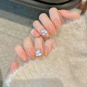 Cat eye press-on nails with shimmering gradients and delicate floral accents