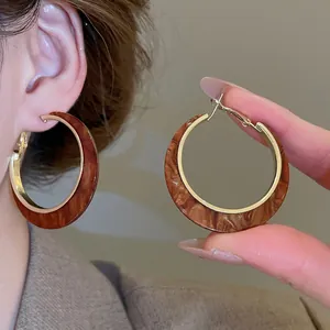 Orecchini a cerchio dorati con resina marmorizzata per donna, stile vintage elegante