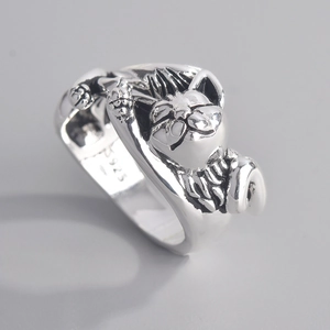 Close-up of retro lucky cat ring in 925 sterling silver with detailed 3D carving
