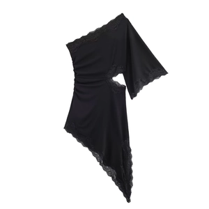 Robe noire chic à une épaule avec dentelle, ourlet asymétrique et découpe à la taille