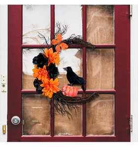 Détail d'une couronne d'Halloween en croissant avec corbeau noir, fleurs oranges et citrouille