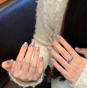 Silver cat-eye press-on nails with sparkling glitter, rhinestones and pearl accents