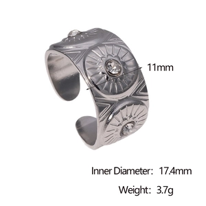 Détails d'une bague argentée de 11mm avec motif soleil et diamètre intérieur de 17,4mm
