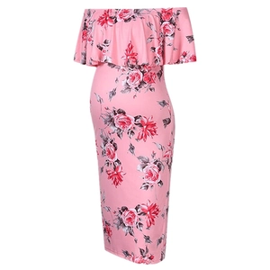 Détail de l'encolure à volants sur robe de maternité midi à imprimé fleuri rose