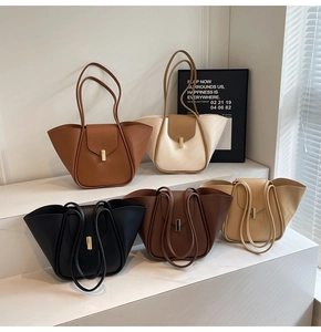 Collection de sacs cabas minimalistes en similicuir en cinq tons neutres de terre