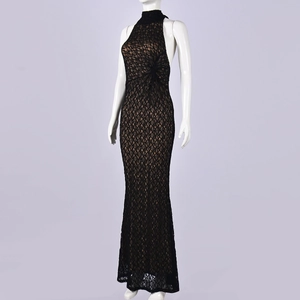 Détail d'une robe de soirée sirène noire en dentelle avec licou sur un mannequin blanc