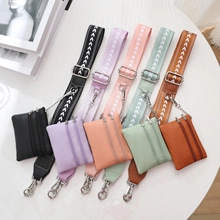 Vue détaillée de bandoulières tissées avec porte-monnaie en cuir assortis en cinq couleurs
